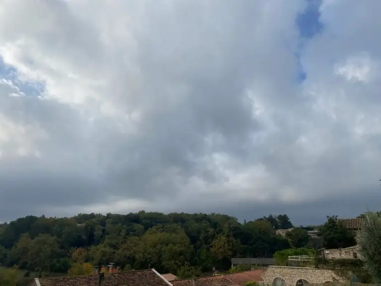 Petites averses en cours sur le Piémont Cévenol, belles éclaircies ailleurs