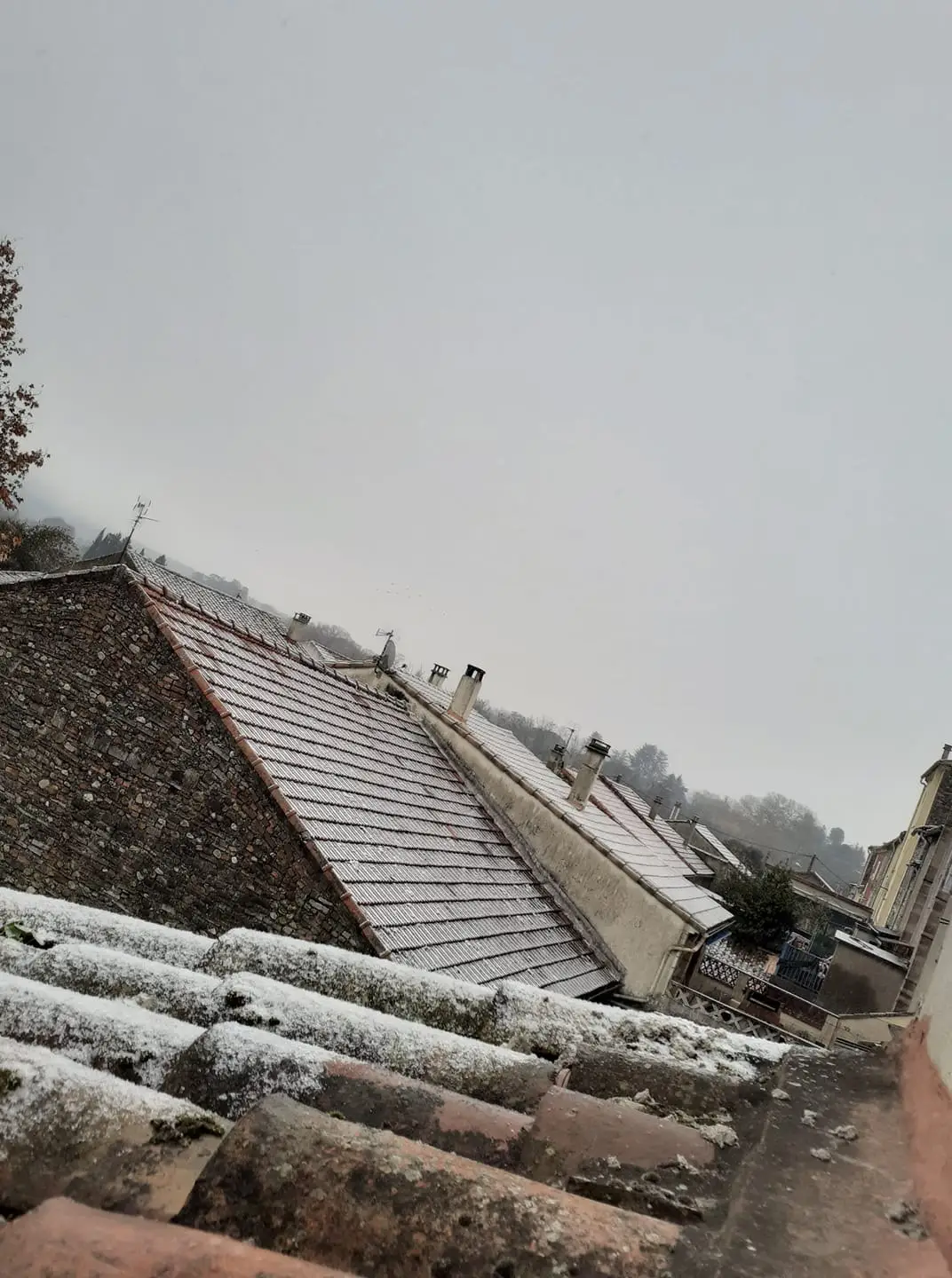 Gard : la neige recouvre les toitures à Saint-Ambroix !