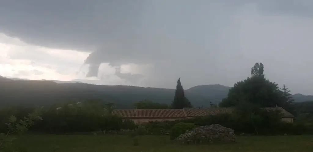 Aude : les habitants se protègent face aux orages de grêle