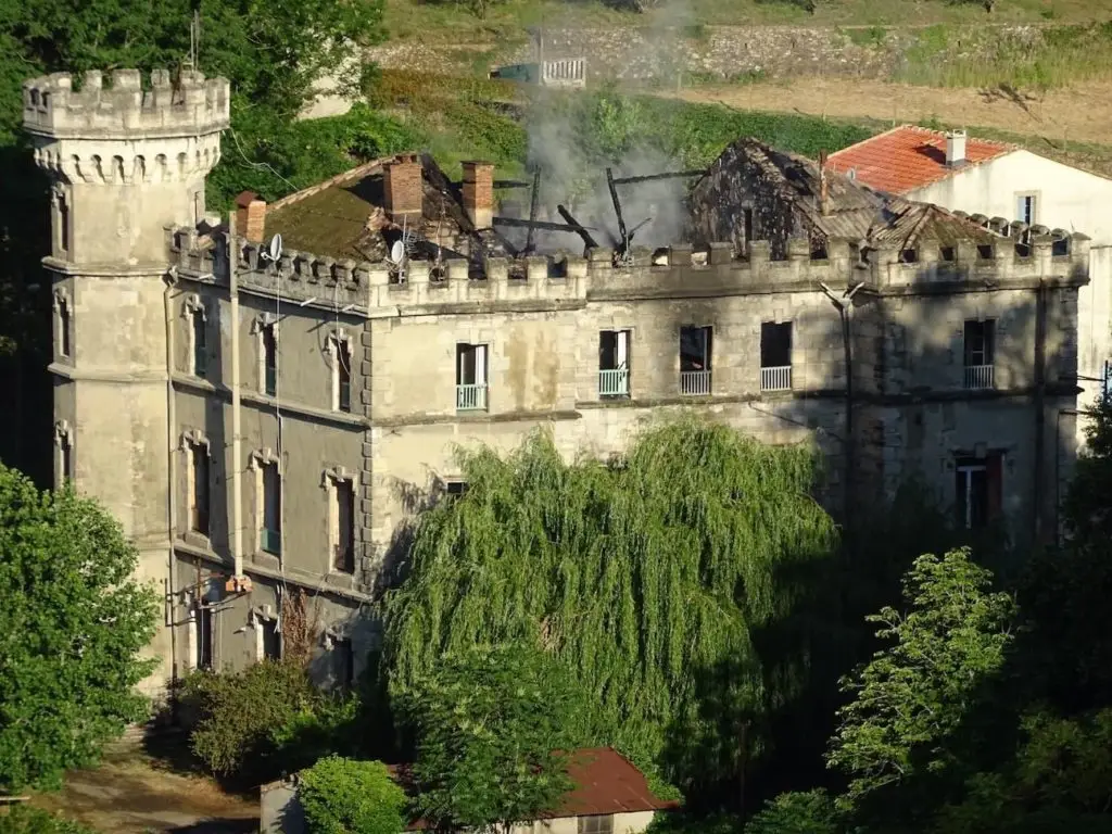 Hérault : le château de Graissessac ravagé par les flammes