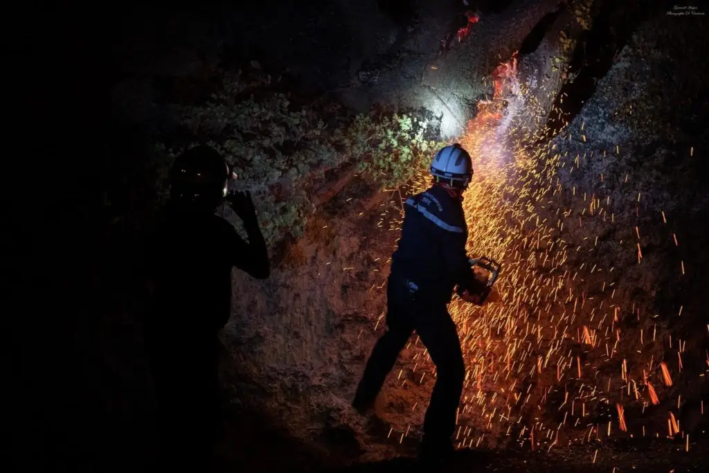 Gard : découvrez en images le travail des sapeurs-pompiers sur l’incendie de Vallabrix