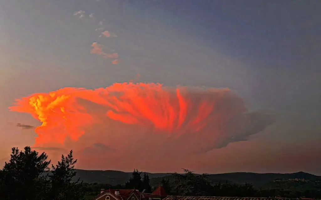 Météo : c’est quoi un cumulonimbus, ce magnifique nuage observé hier soir