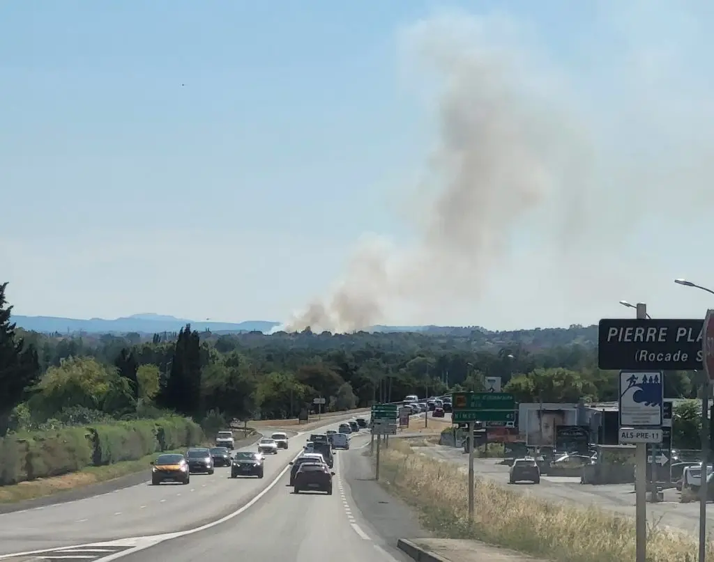 Gard : incendie en cours à Bagard, visible depuis la rocade d’Alès