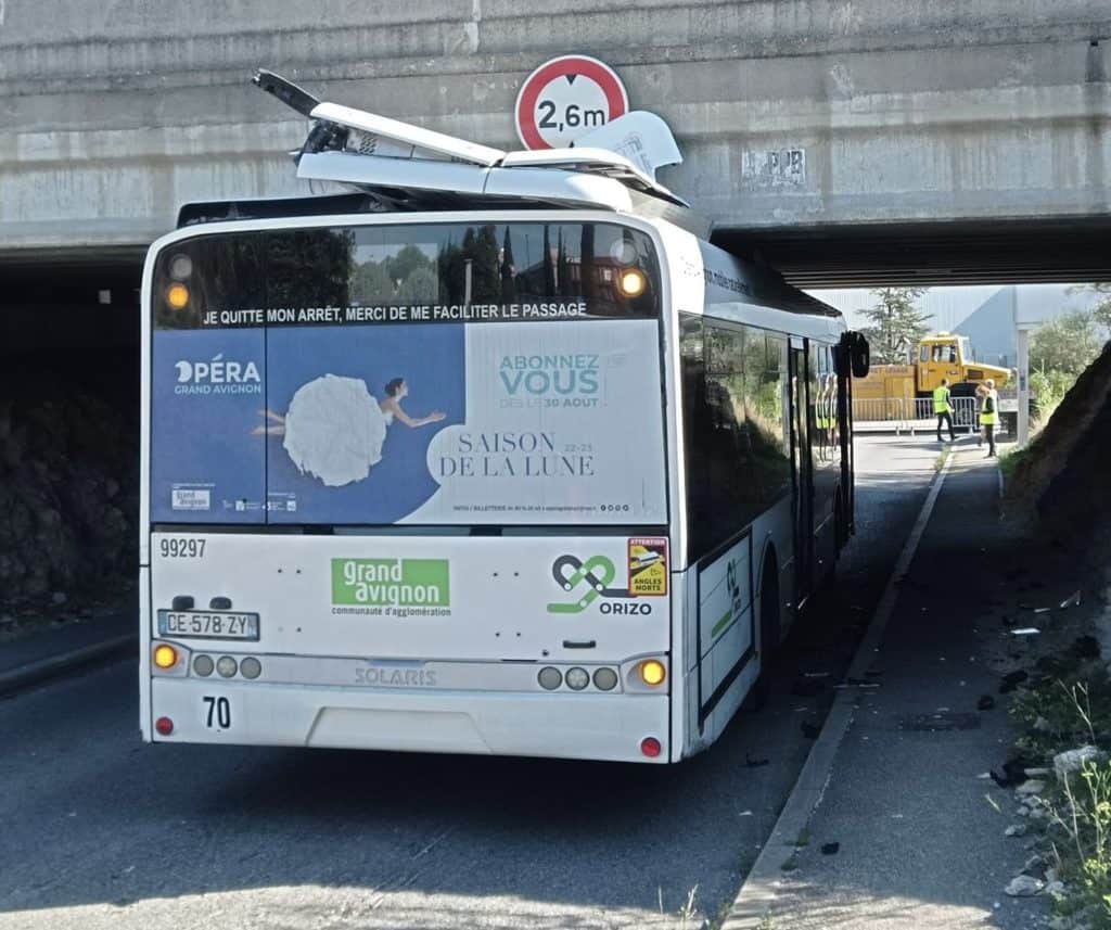 Gard. Les Angles : un bus orizo s’encastre sous un pont
