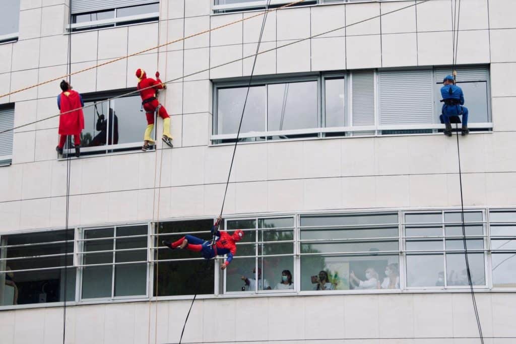 Hérault : incroyable, Spider-man et Superman ont été aperçu sur la façade de l’hôpital de Montpellier !