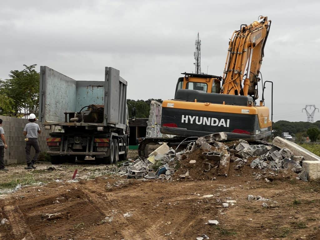 Bernis : démolition en cours d’une construction illégale de 160m2