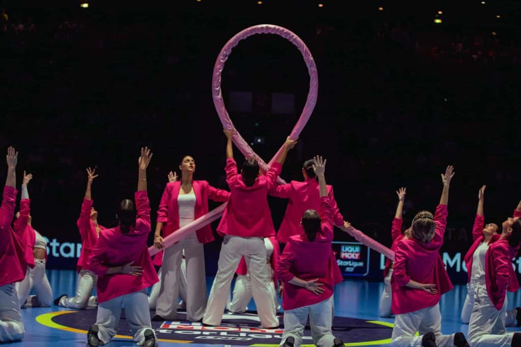 Un show "octobre rose" par GYM DANSE - lors du match contre Istres - photo USAM 