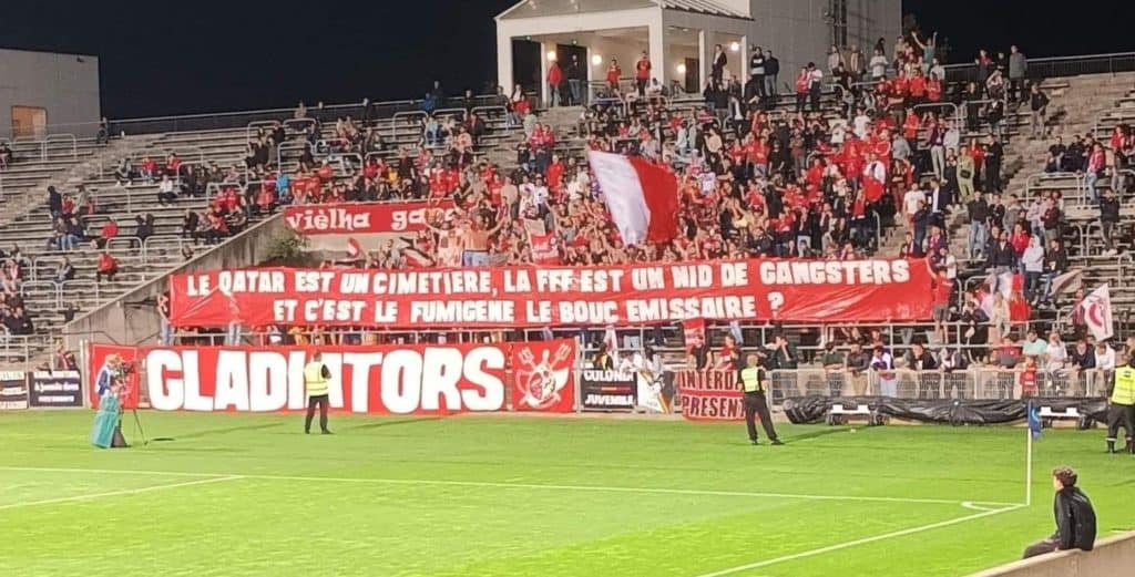 Nîmes Olympique : la banderole choc des gladiators 91 dans le stade des Costières