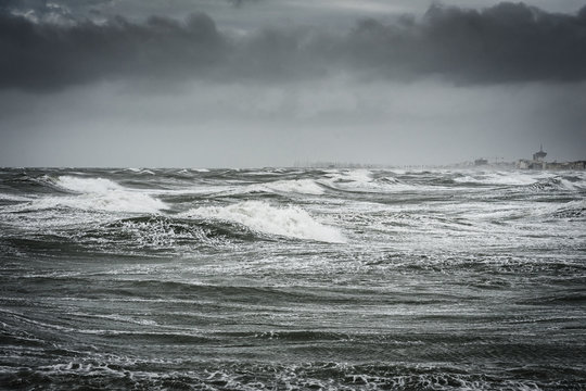 Hérault : la préfecture lance un appel à la vigilance face aux fortes vagues annoncées