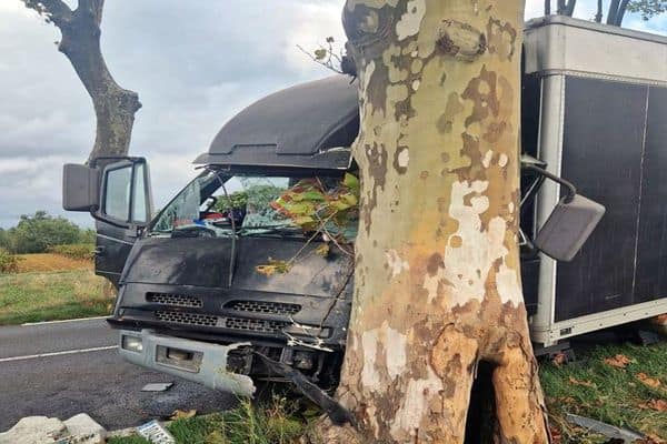 Hérault : grave accident près de Béziers où un camion s’est écrasé contre un platane