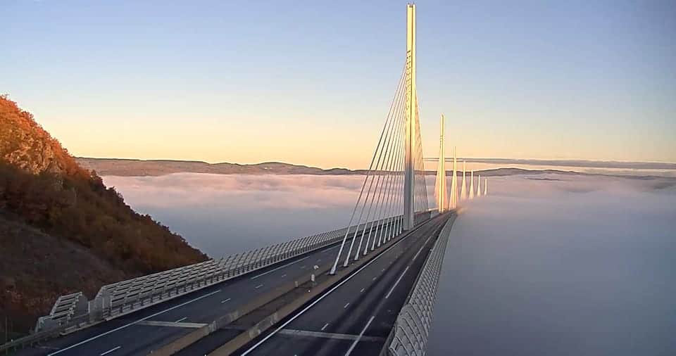 Occitanie : le viaduc de Millau sous une magnifique mer de nuages ce matin