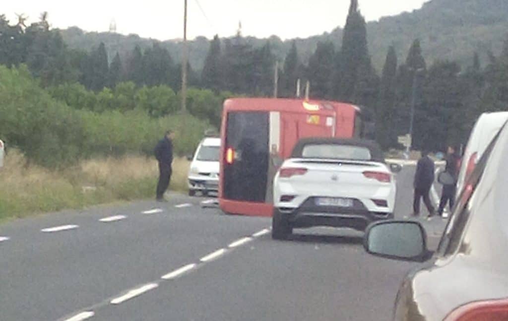 Pyrénées-Orientales : un bus scolaire se renverse à Ille-sur-Têt