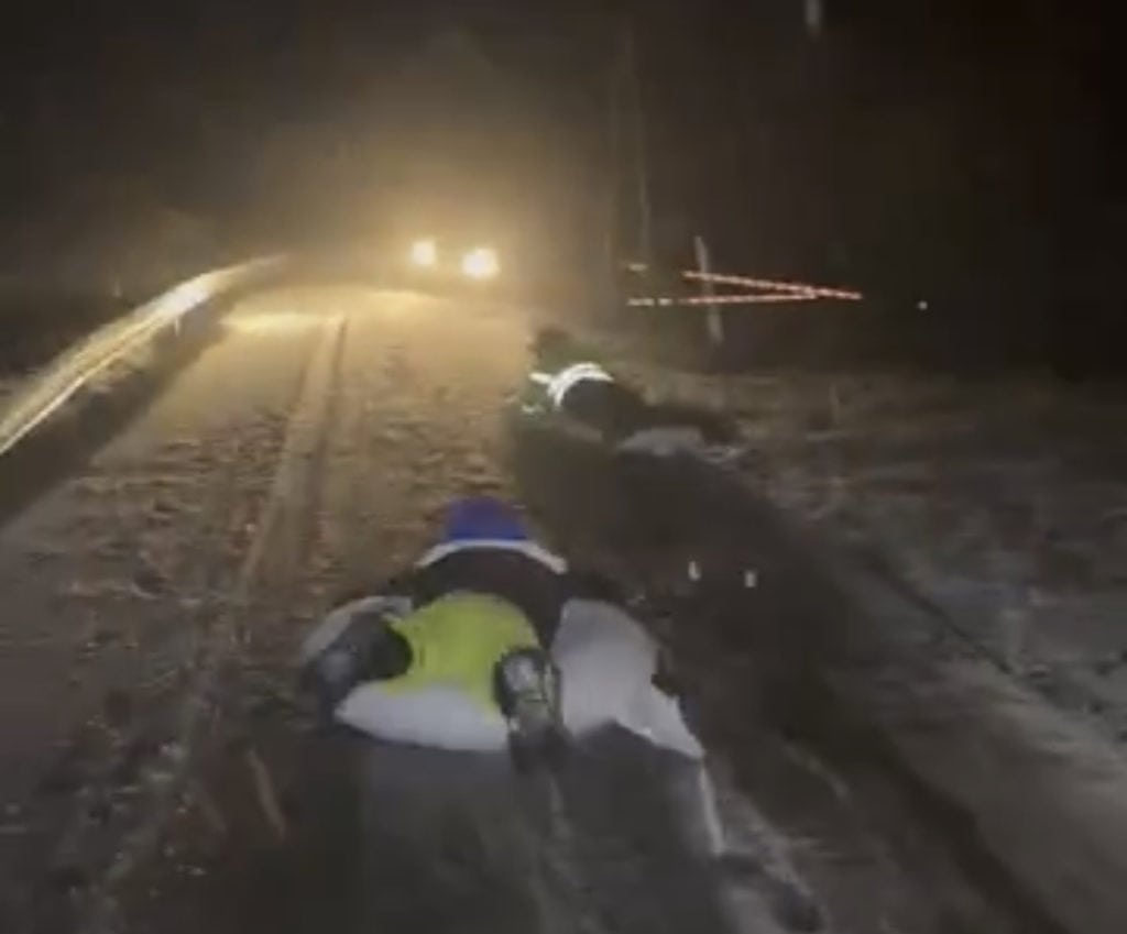 INSOLITE : ils font de la luge avec des bouées gonflables hier soir à Alès