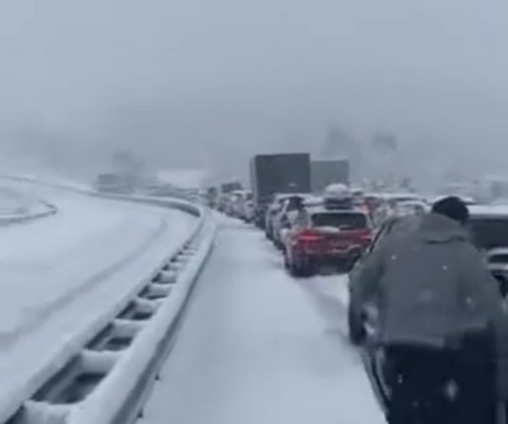Météo : l’autoroute A75 paralysée par la neige, des automobilistes en détresse