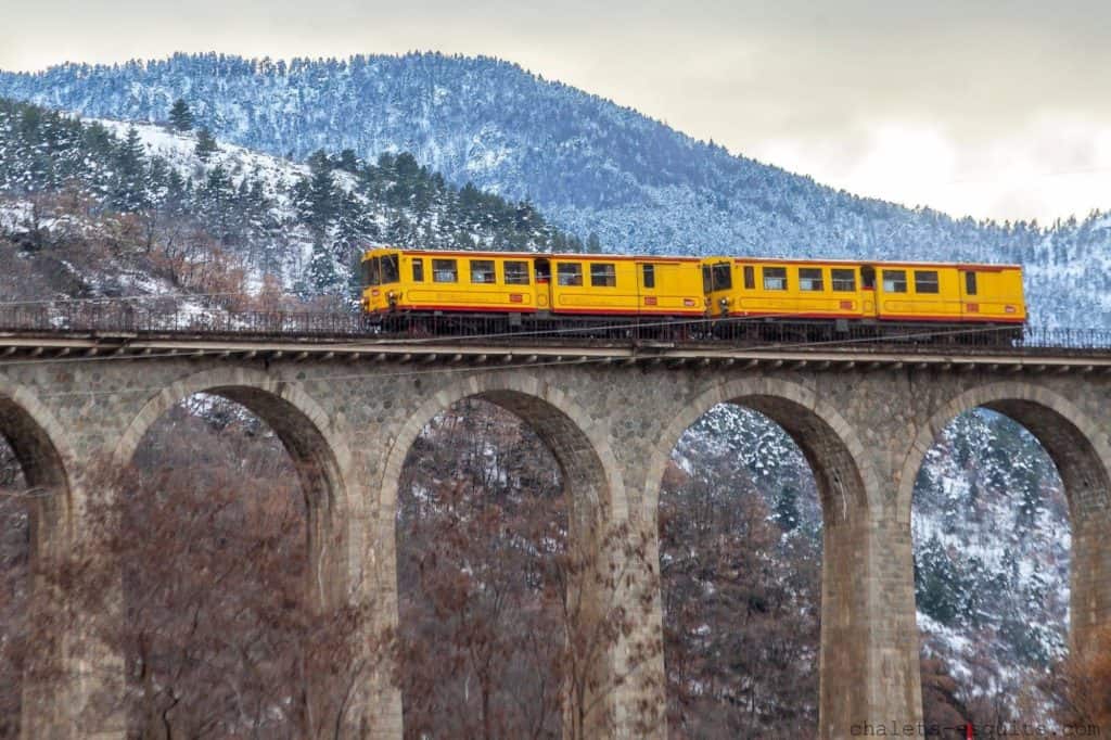 𝗣𝘆𝗿𝗲́𝗻𝗲́𝗲𝘀 𝗢𝗿𝗶𝗲𝗻𝘁𝗮𝗹𝗲𝘀 : Le train jaune de Cerdagne, un véritable emblème