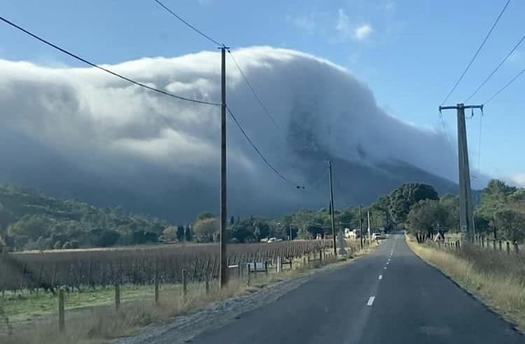 Hérault : impressionnantes images du Pic Saint-Loup submergé par les nuages