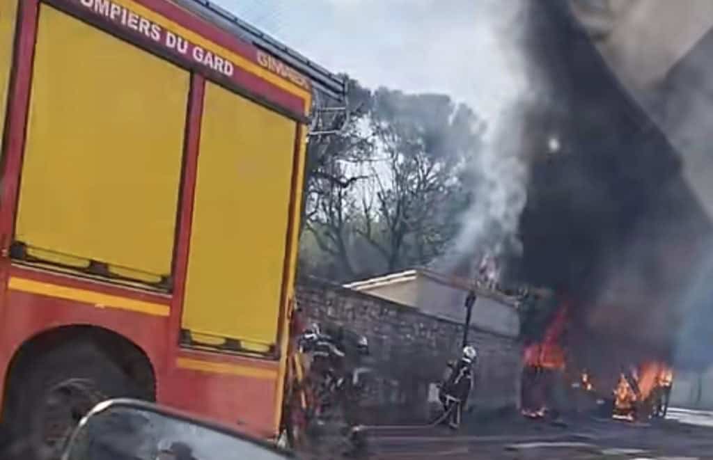 Nîmes : un bus totalement détruit par les flammes ce vendredi