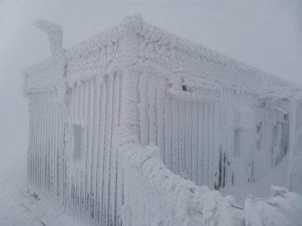 Météo : plus de 60 cm de neige et de givre au Pic de Nore en Occitanie