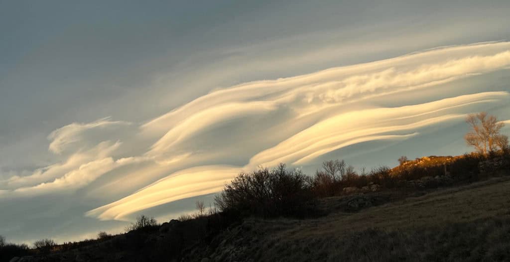 Météo : spectaculaires nuages lenticulaires dans le ciel des Pyrénées à Font-Romeu !