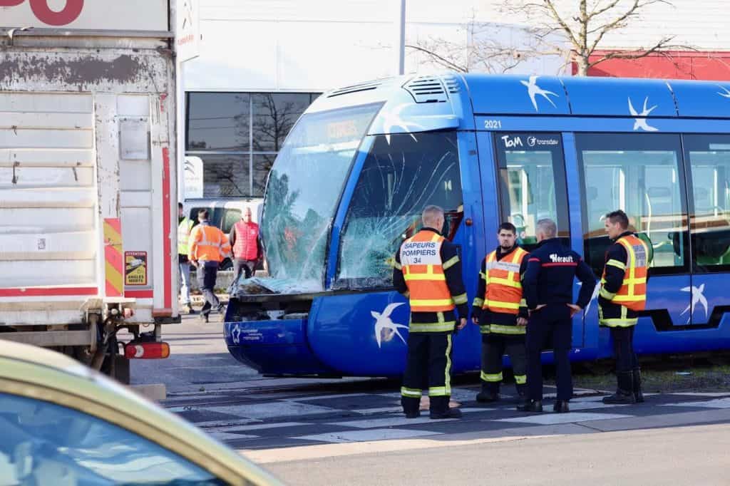 Montpellier : spectaculaire accident entre un tramway et un poids-lourd