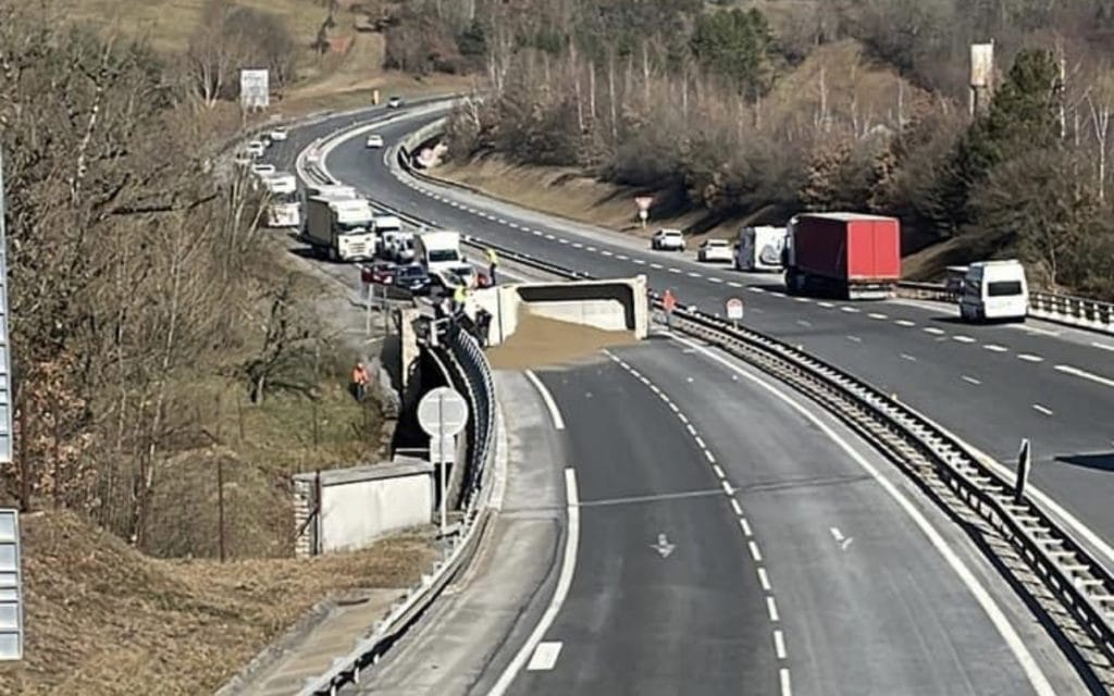 Autoroute A75 : un camion se renverse, la circulation interrompue