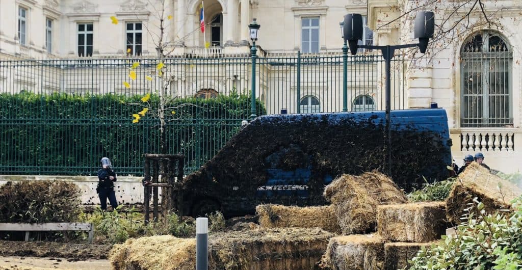 Manifestation des agriculteurs : situation tendue devant la préfecture du Gard