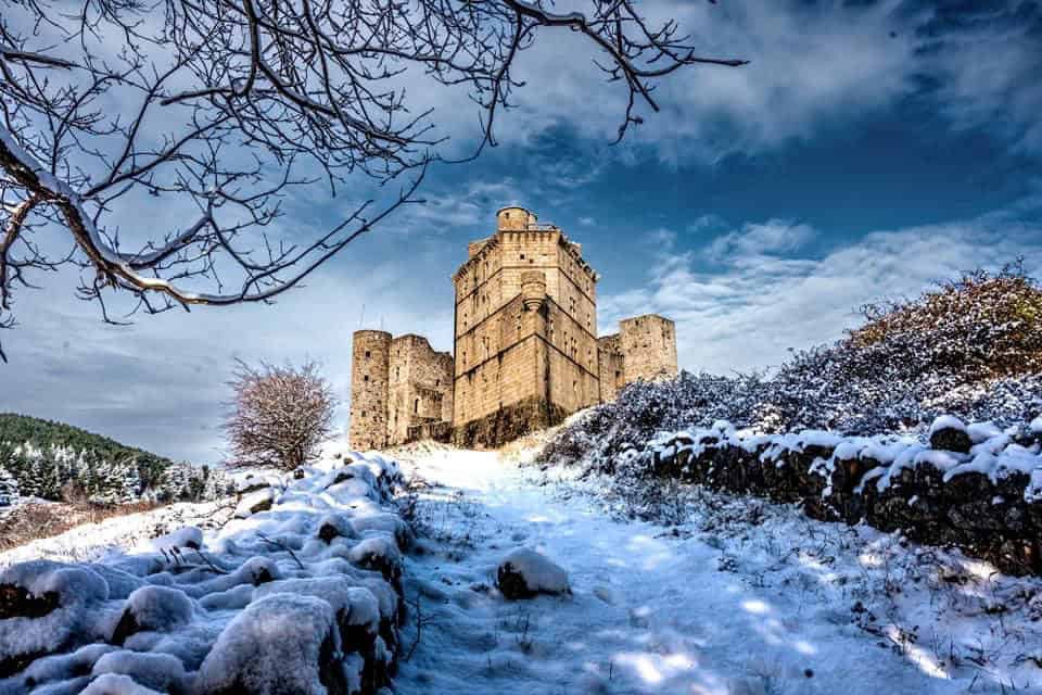 Gard : les superbes images du château de Portes sous la neige