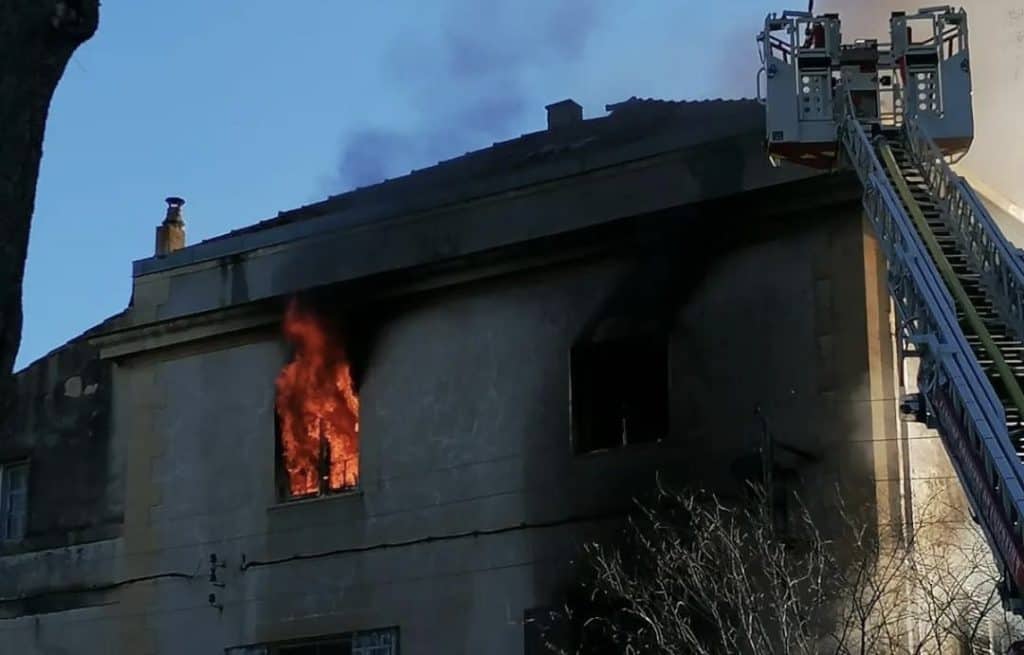 Hérault : les images impressionnantes d’une maison en feu à Lunel