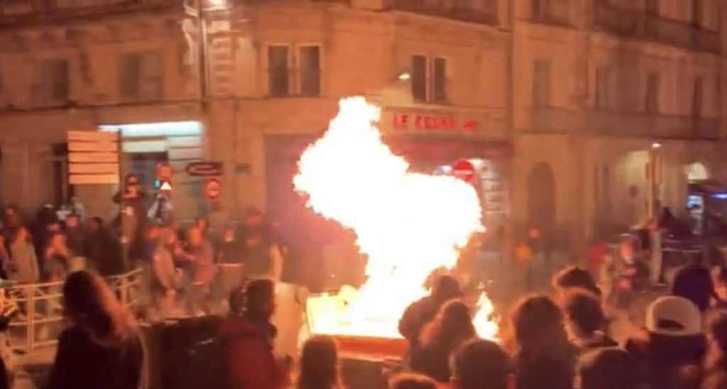 Montpellier : tensions en cours dans le centre-ville, des manifestants érigent des barricades