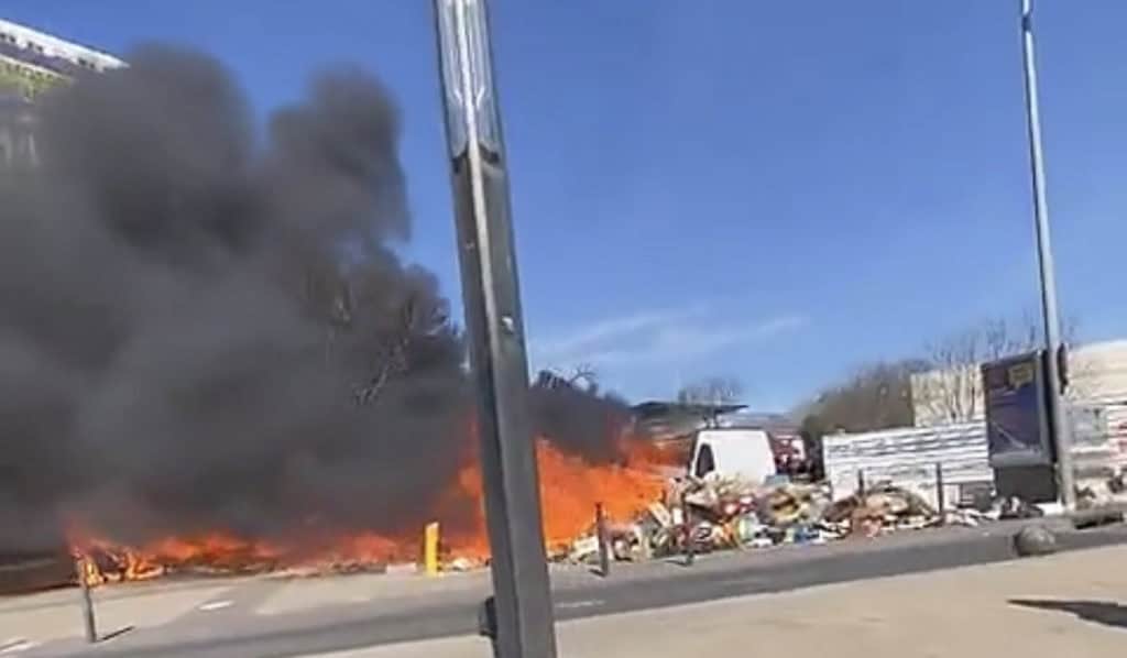 Montpellier : un feu d’ordures se propage à des véhicules