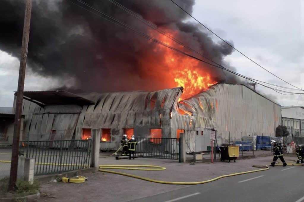 Près de Montpellier : violent incendie en cours dans un entrepôt