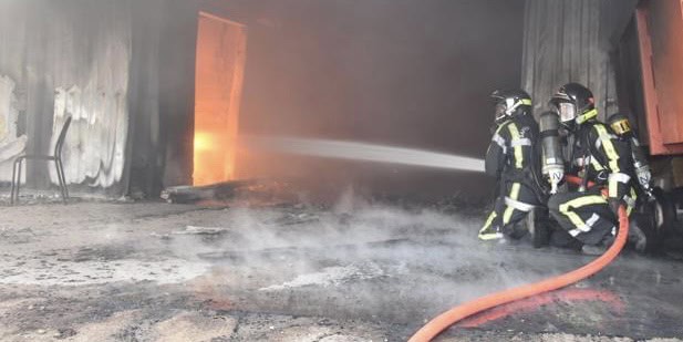 Beaucaire : le toit d’un commerce en feu ce dimanche soir