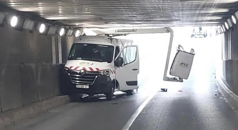 Béziers : un camion nacelle s’encastre dans un tunnel