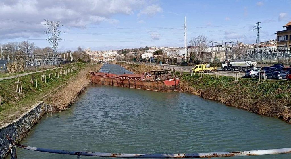 Béziers : une péniche bouche entièrement le canal du midi !