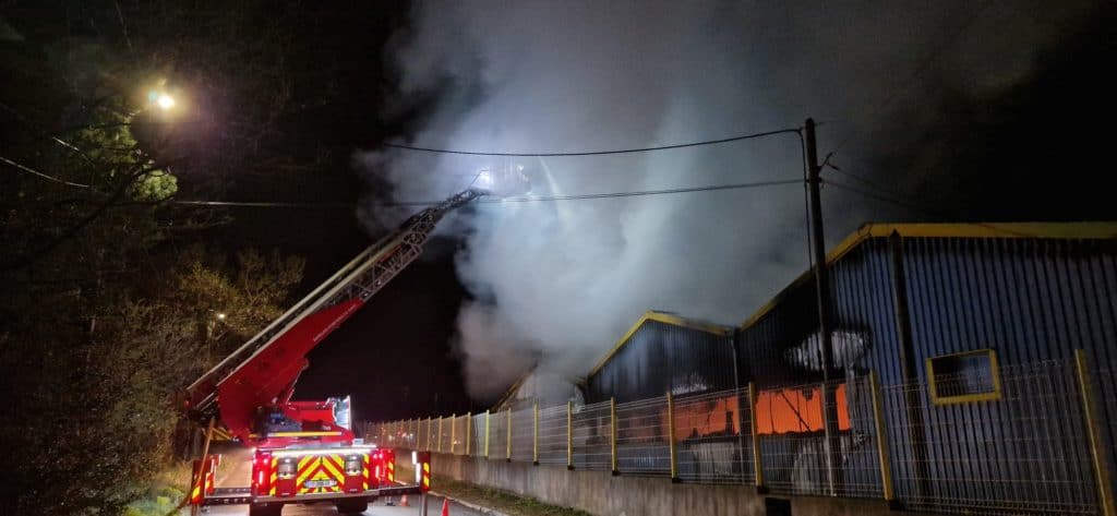 Gard : un  feu se déclare dans un bâtiment à proximité de cuves de gaz à Alès
