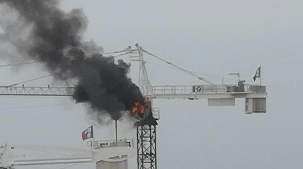 Agglo de Montpellier : à Castries, un spectaculaire incendie se déclare en haut d’une grue