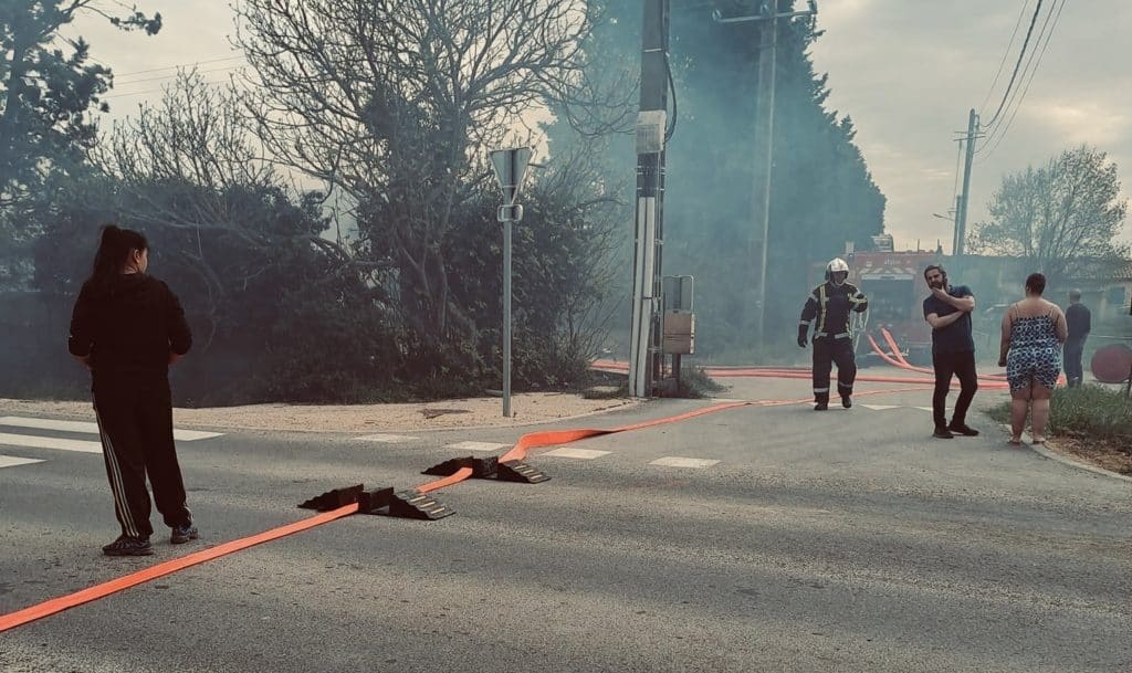 Gard : un incendie détruit un cabanon et une voiture ce lundi après-midi