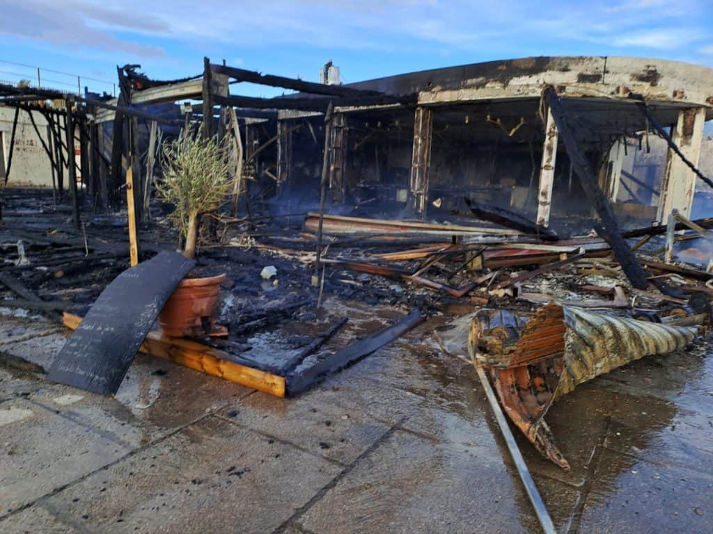 Port Camargue : les images impressionnantes du feu qui a détruit deux restaurants du Grau du Roi