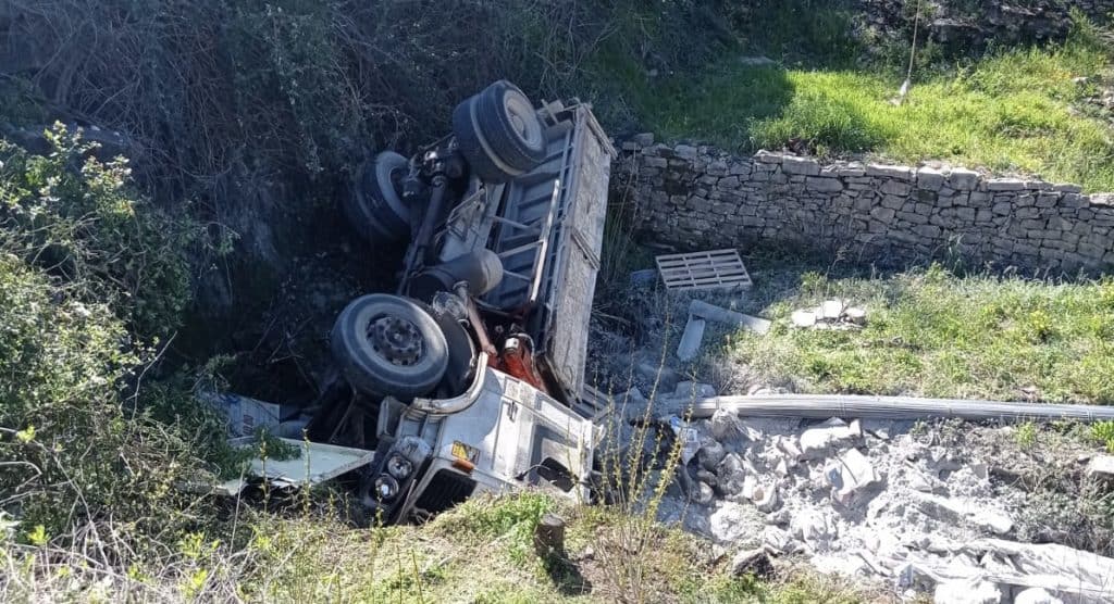Gard : accident spectaculaire d’un poids lourd dans un fossé