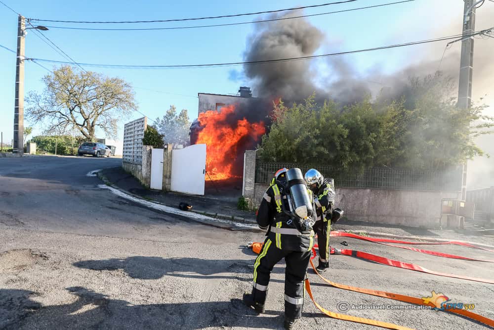 Gard : un garage s’embrase, les pompiers interviennent
