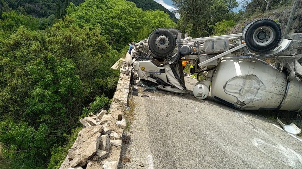 Gard : spectaculaire accident d’un camion toupie