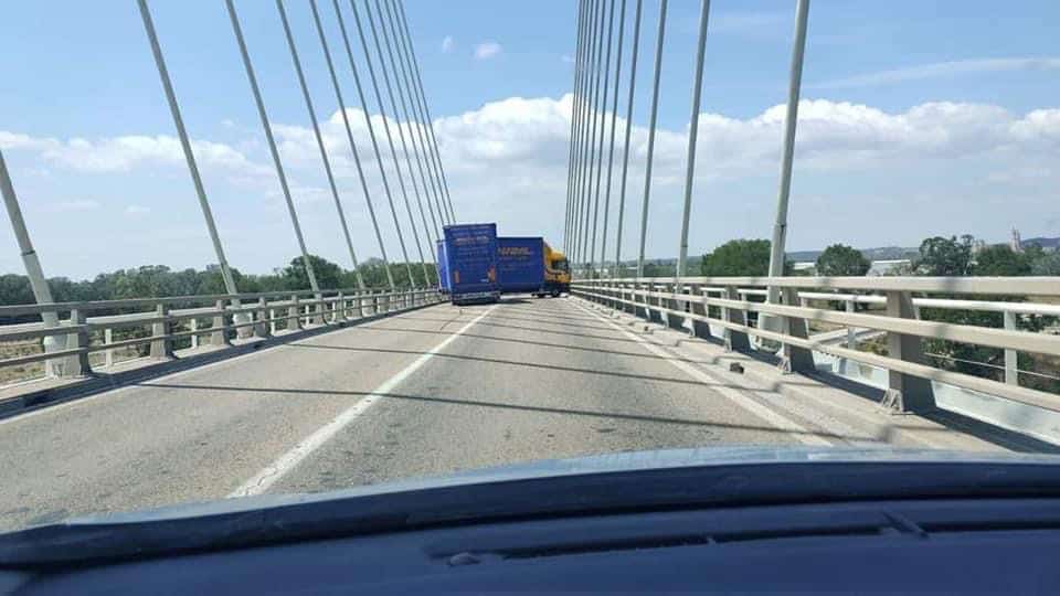 Vent violent : à Beaucaire, un camion bloque le pont après une forte rafale !