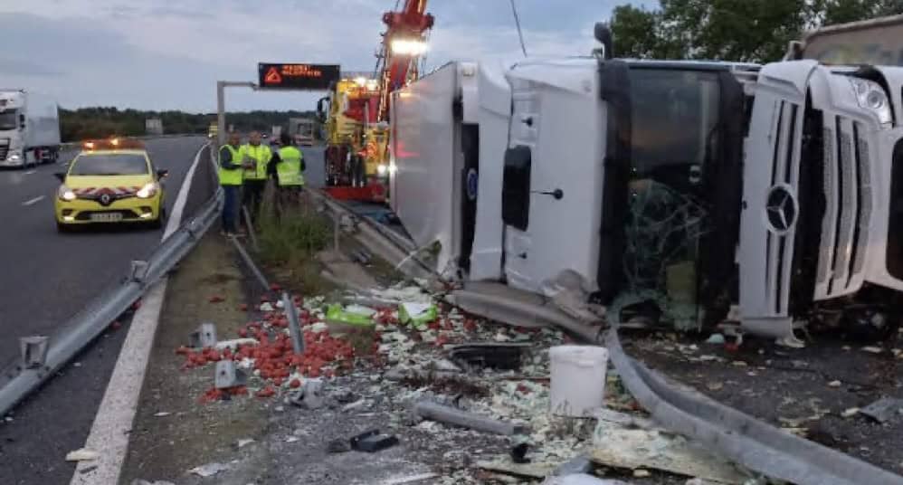 Autoroute A9 : un semi remorque se couche au milieu des voies, circulation très difficile