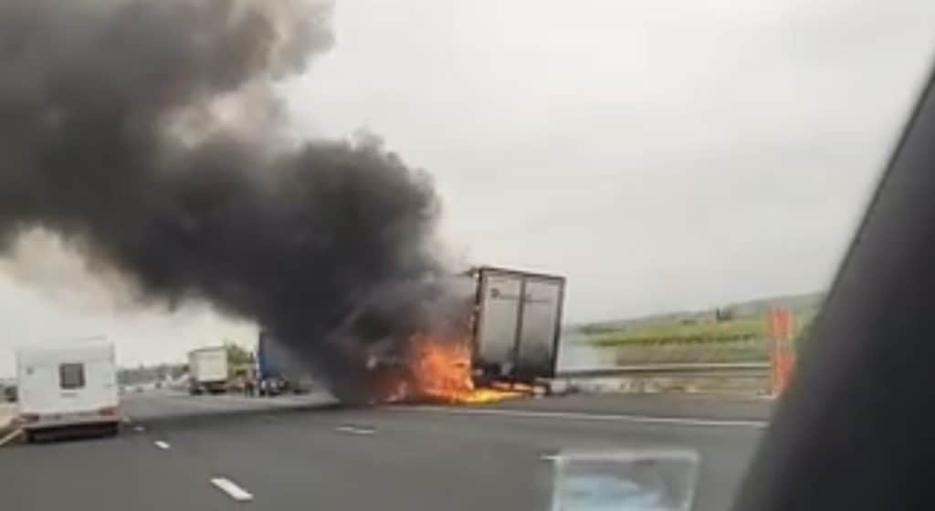 Autoroute A9 : un camion en feu ce samedi matin entre Perpignan et Le Boulou
