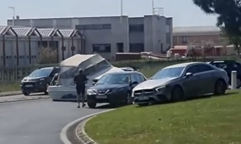 Insolite : un bateau couché dans un rond-point au Grau-du-Roi ce lundi !
