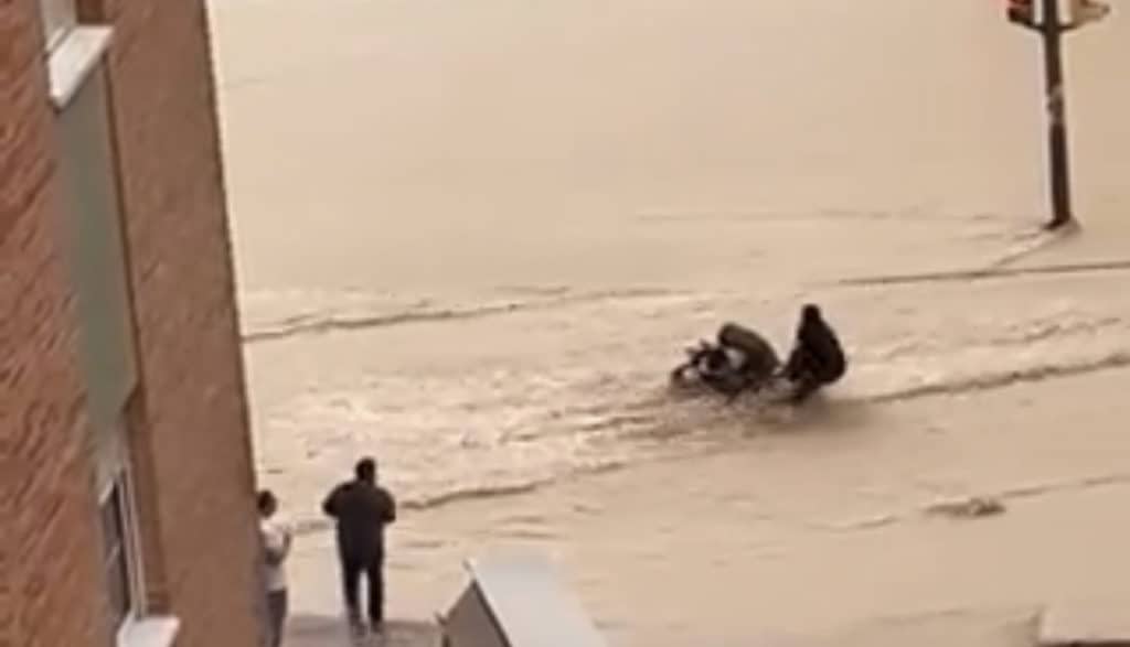 Espagne : une femme traverse une route inondée en poussette, son fils emporté