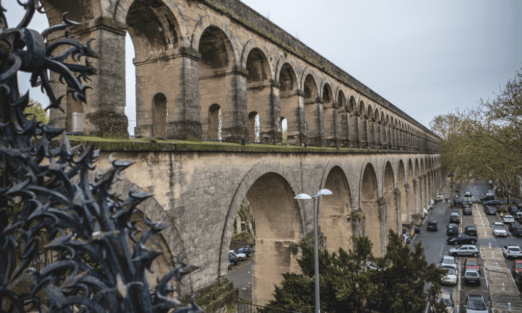 Drame à Montpellier : Un jeune homme se suicide en se jetant de l’aqueduc des Arceaux