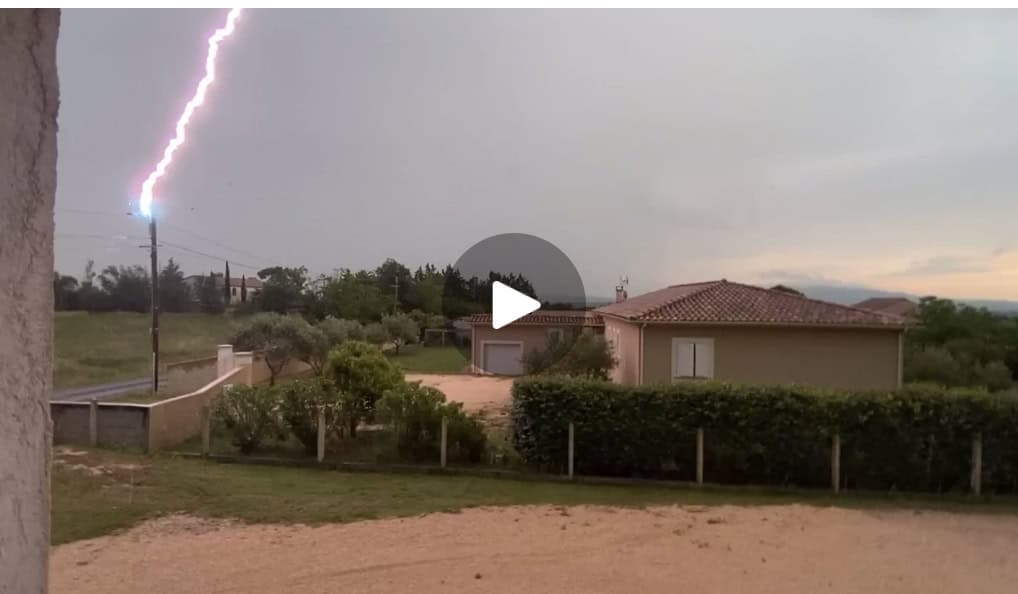 Gard : alors qu’il filme l’orage, la foudre s’abat à quelques mètres de lui !