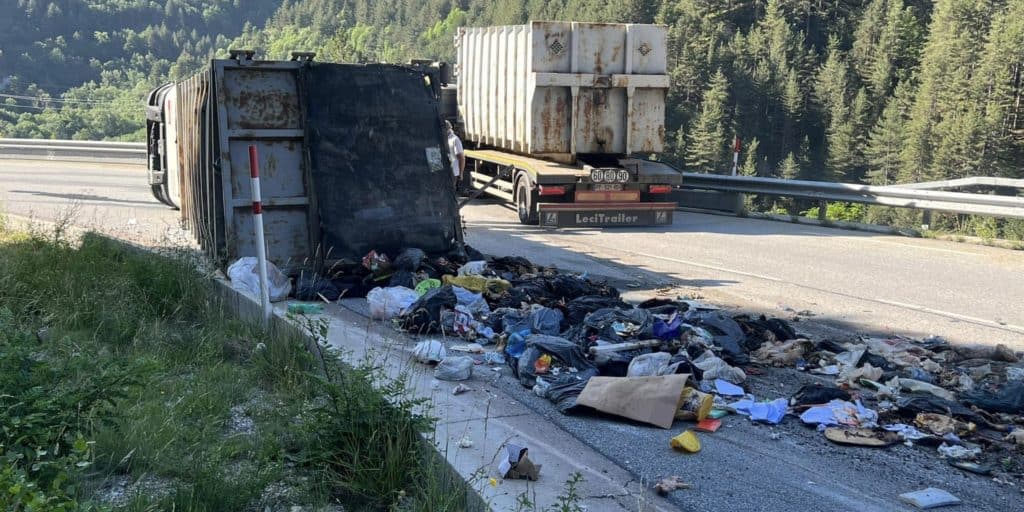 Pyrénées-Orientales : un semi-remorque transportant des ordures ménagères se couche sur la RN 116