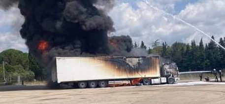 Gard : un semi-remorque transportant des voitures en feu sur l’autoroute A9